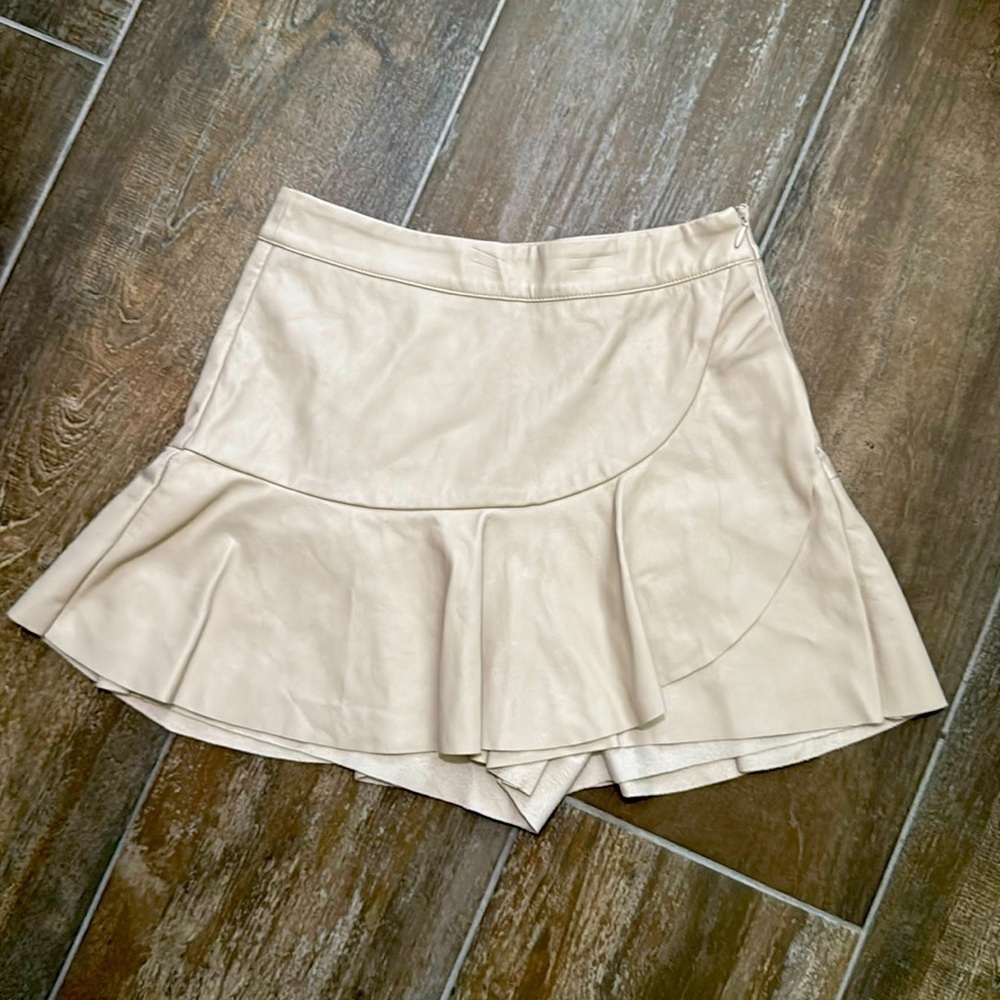 DO+BE PLEATHER SKORT with RUFFLE TRIM